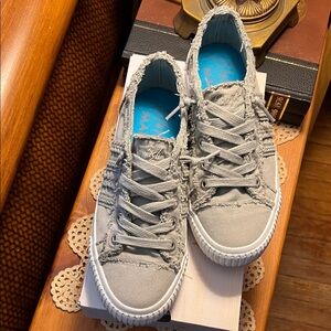 Frayed Edge Low-Top Sneakers with Teal Soles